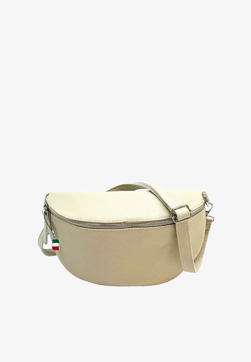 Cremfarbene Ledertasche mit rundem Design, mit Reißverschluss oben, verstellbarem Tragegurt und einem kleinen italienischen Flaggenanhänger an der Seite.
