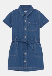 Vestido de mezclilla azul de manga corta con botones en la parte delantera, bolsillo en el pecho, cinturón ajustable en la cintura y bolsillos laterales, con costuras en contraste.