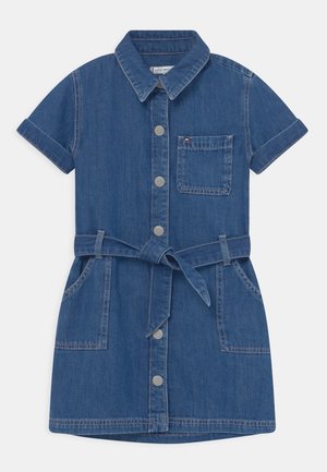 Vestido de mezclilla azul de manga corta con botones en la parte delantera, bolsillo en el pecho, cinturón ajustable en la cintura y bolsillos laterales, con costuras en contraste.