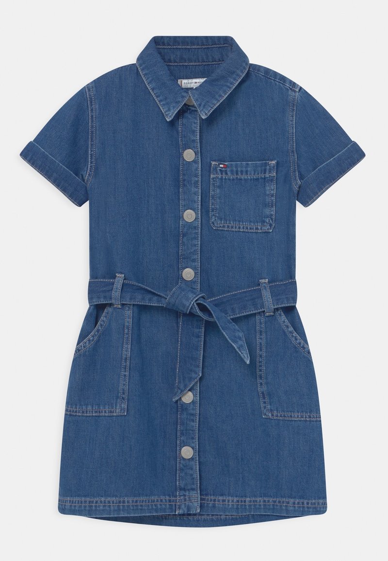 Vestido de mezclilla azul de manga corta con botones en la parte delantera, bolsillo en el pecho, cinturón ajustable en la cintura y bolsillos laterales, con costuras en contraste.