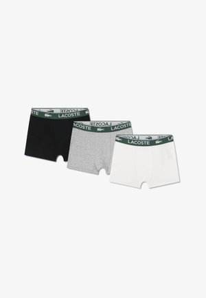 Tre par herreboxershorts i svart, grått og hvitt, hver med en grønn linning med "LACOSTE"-logoen.