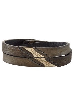 Pulsera marrón de cuero con doble vuelta con placas de metal grabadas con "Diesel Industry" y detalles cosidos.