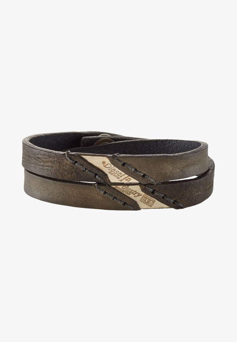 Bracelet en cuir marron à double tour avec plaques métalliques embossées "Diesel Industry" et détails cousus.