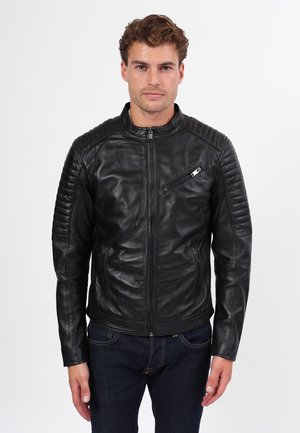 Schwarze Leder-Motorradjacke mit gesteppten Schulterakzenten, Reißverschluss vorne und zwei Seitentaschen. Glatte Textur und taillierte Passform.