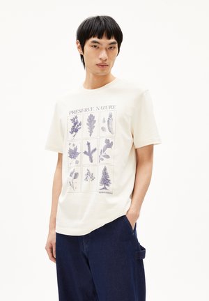 Cremfarbener Baumwoll-T-Shirt mit botanischem Druck, das verschiedene Blattmuster in Blau zeigt. Das Shirt hat eine lässige Passform und kurze Ärmel.