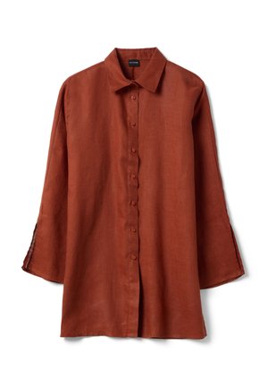 Camicia a maniche lunghe color ruggine con collo classico e vestibilità leggermente ampia, mostrata su sfondo bianco.