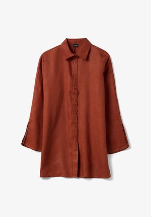 Camisa de manga larga color óxido con botones, cuello clásico y un corte ligeramente holgado, mostrada sobre un fondo blanco.