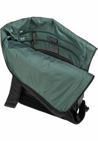 Zwarte rugzak met een groene voering, voorzien van meerdere ritszakken en een gestructureerde buitenkant. Het binnenste stof is glad en duurzaam.