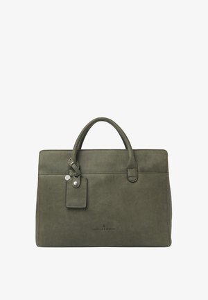 Grüne Leder-Tragetasche mit strukturiertem Design, zwei Tragegriffen und einem Gepäckanhänger. Sie verfügt über eine glatte Textur und ein dezentes Logo-Detail.