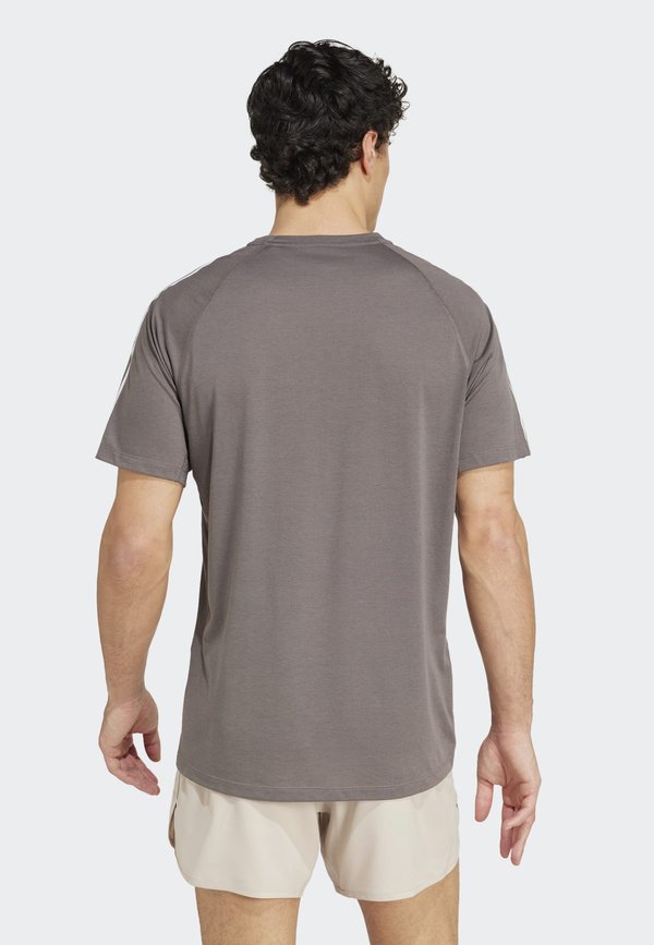 OWN THE RUN 3-STRIPES - Print T-shirt - charcoal3