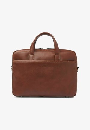 Borsa per laptop in pelle marrone con due manici superiori, chiusura con cerniera e design minimalista. Presenta cuciture visibili e un branding discreto.