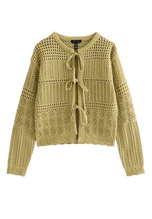 Cardigan tricoté vert olive clair avec manches longues, devant ouvert et trois nœuds noués pour la fermeture à l'avant.
