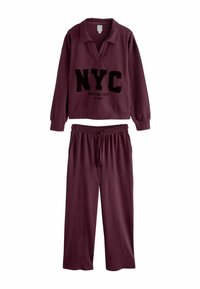 Burgunderfarbener Loungewear-Set mit einem Pullover mit Kragen und großem "NYC"-Druck, kombiniert mit einer Hose mit elastischem Bund. Weicher Stoff.
