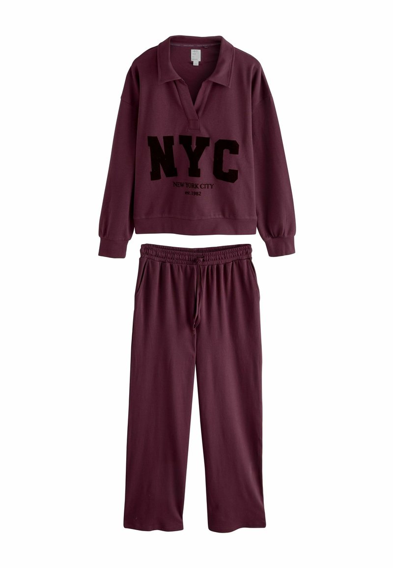 Burgundia värvi vaba aja riietuskomplekt, mis sisaldab kaelusega tuulejope ja suure "NYC" trükisega, koos elastse vöökohtadega pükstega. Pehme kangatekstuur.