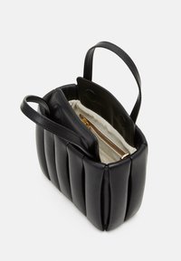 Borsa in pelle nera con design trapuntato, due manici corti e una cerniera dorata su un compartimento interno foderato in tessuto chiaro.