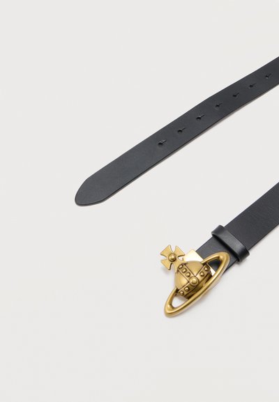 Μαύρη δερμάτινη ζώνη με πολλαπλές τρύπες και αγκράφα σε σχήμα πλανήτη με χρυσή απόχρωση, διακοσμημένη με σταυρό και σχέδιο δαχτυλιδιού.