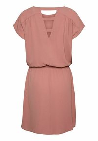 Růžové šaty s krátkým rukávem, měkká texturovaná tkanina, výstřih do V s výřezovými detaily, nařasený pas a splývavá silueta.