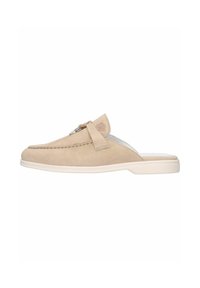 Beige mockask slip-on-skor med rund tå, låg vit sula och dekorativ remaccent. Slät textur och minimalistisk design.