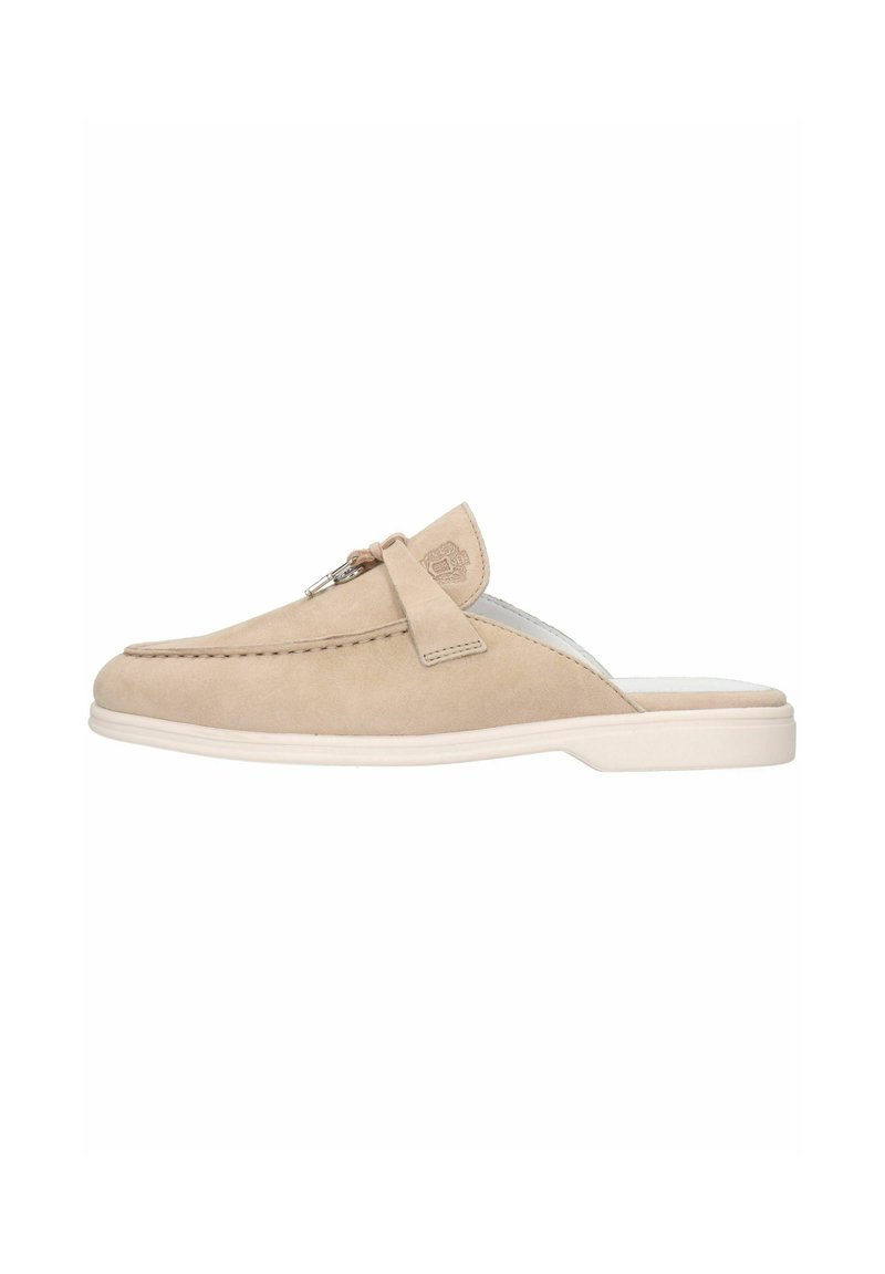 Beige mockask slip-on-skor med rund tå, låg vit sula och dekorativ remaccent. Slät textur och minimalistisk design.