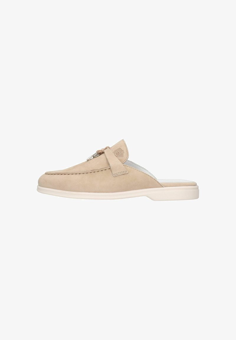 Beige mockask slip-on-skor med rund tå, låg vit sula och dekorativ remaccent. Slät textur och minimalistisk design.