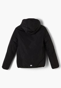 Sort isoleret jakke med hætte, der har en glat overflade, elastiske manchetter og en sydd kant. Ingen synlige logoer eller mønstre.