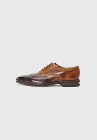 Ruskea nahkakenkä, jossa on wingtip-muotoilu, kahden sävyn väriyhdistelmä, brogue-yksityiskohtia ja matala korko. Sileä pinta.