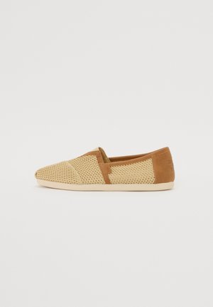 Chaussure légère à enfiler avec une tige en mesh beige et des accents en daim marron. Bout arrondi et semelle en caoutchouc flexible. Idéale pour un usage décontracté.