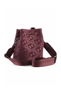 Bolso tipo cubo con cordón de color marrón, con un patrón geométrico, superficie texturizada y correa ajustable. Cuenta con herrajes metálicos y aberturas reforzadas.