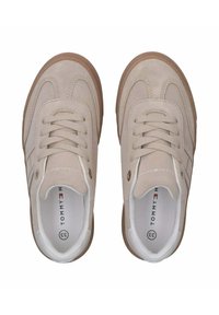Sneaker beige realizzati in suede e materiali in rete, chiusura con lacci, collo imbottito e suola in gomma marrone chiaro. Presentano il logo sulla soletta.