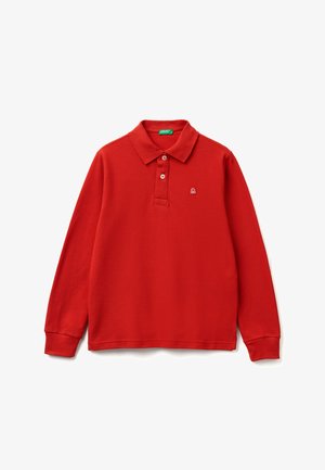 Rode polo met lange mouwen, gemaakt van gestructureerde stof, met een kraag, drie knopen en een klein logo op de linkerborst.
