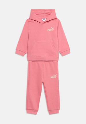 Completo due pezzi rosa Puma per bambini con felpa con cappuccio e tasca frontale e pantaloni jogger abbinati con vita elastica, entrambi con stampe del logo.