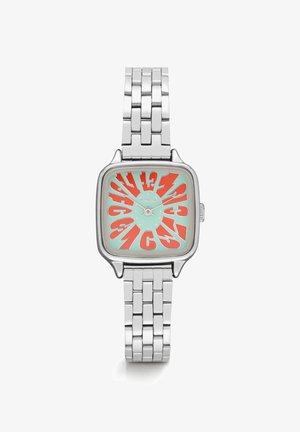 Montre à bracelet en argent à cadran carré, avec un fond turquoise, de grands chiffres orange déformés et trois aiguilles argentées indiquant 10h10min37s.