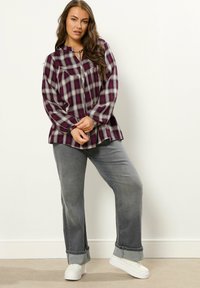 Paars en grijs geruite button-up shirt met lange mouwen, kraag en gather-details. Draag het met grijze jeans en witte sneakers.