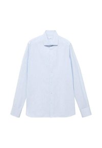 Svetlo modra srajca z dolgimi rokavi, ki ima subtilen črtast vzorec, klasičen ovratnik in gumbke, ki spominjajo na bisere.