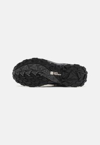 Suola di scarpa nera e robusta con tasselli profondi e modelli multidirezionali; contrassegnata con "Jack Wolfskin"; realizzata in materiale gommoso resistente.