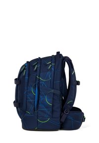 Zaino navy con motivi geometrici verdi e blu, diverse tasche, spallacci imbottiti e una tasca laterale per ulteriore spazio di archiviazione.