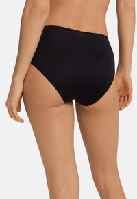 Japonetti neri a vita alta realizzati in tessuto morbido, con bordi ondulati e una texture liscia, progettati per il comfort e la copertura.