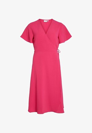 Robe enveloppante rose avec de courtes manches flottantes, une taille à nouer et une jupe fluide. Fabriquée en tissu léger avec une texture subtile.