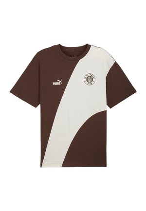 Braun-weißes Puma-T-Shirt mit kurzen Ärmeln, FC St. Pauli 1910-Logo auf der Brust und geschwungenem Farbblock-Design.