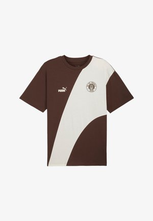 T-shirt Puma à manches courtes marron et blanc avec le logo FC St. Pauli 1910 sur la poitrine et un design en blocs de couleur incurvés.