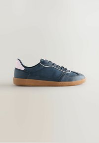 Navy leather sneaker with a low profile, white laces, and gum rubber sole. Features textured pink accents on the heel.