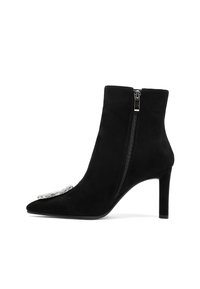 Stivale alla caviglia in suede nero con punta affusolata, zip laterale, tacco di altezza media e decorazione rettangolare argentata sulla punta.