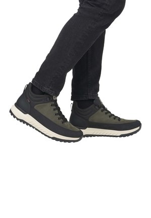Zapatos de senderismo con parte superior de ante verde oliva y sintético negro, suela texturizada, seis ojales para cordones y talón acolchado.