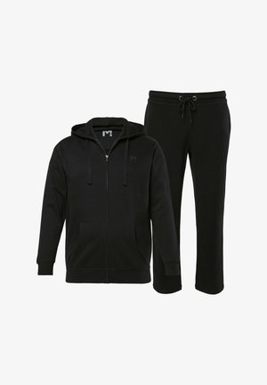 Černá zipová mikina s kapucí, která má šňůrky, přední kapsu a logo. Kombinováno s černými tepláky, obě vyrobeny z měkké látky.