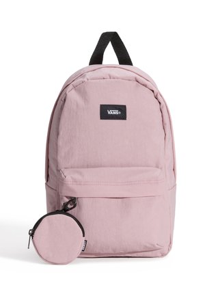 Mochila de tela rosa con acabado texturizado, que presenta un parche con el logo negro de Vans, un bolsillo delantero y una pequeña bolsa redonda adjunta.