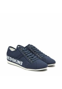 Sneaker in tela blu con testo bianco "REDSKINS", punta tonda, chiusura con lacci e suola in gomma bianca a contrasto.