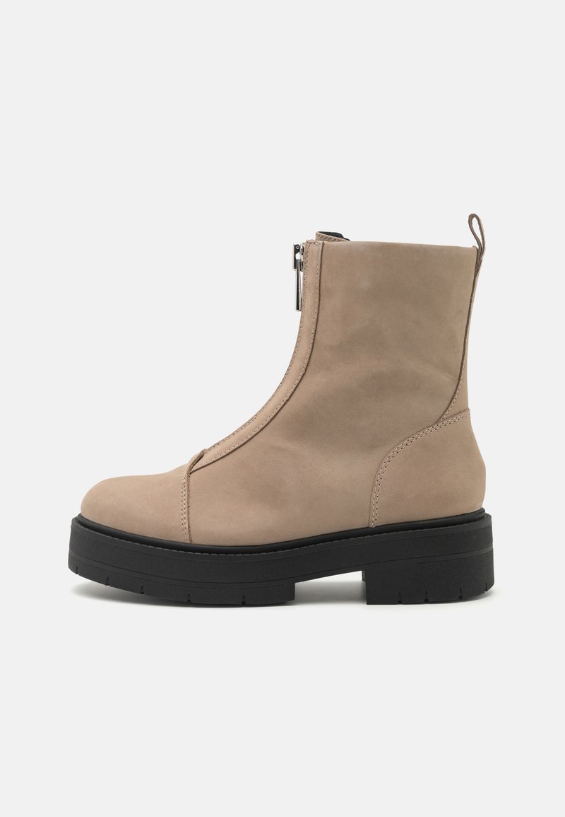Beige Knöchestiefel mit glatter Wildlederoberfläche, seitlichem Reißverschluss, schwarzer Gummisohle und runder Zehenform.
