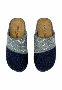 Zoccoli in lana grigia e blu scuro con un motivo decorativo rialzato argentato nella parte superiore e una soletta in sughero. Design con punta arrotondata.