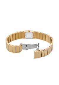 Reloj de metal dorado con caja rectangular, cierre plateado y una correa texturizada que presenta eslabones alternos cepillados y pulidos.