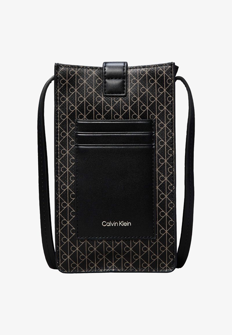 Μαύρο τσαντάκι Calvin Klein με μοτίβο μονόγραμμα, εμπρόσθιες θήκες για κάρτες και δερμάτινο λουρί.